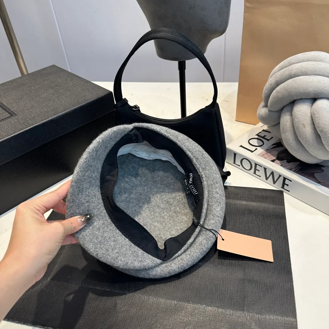 P70 miumiu's new wool autumn and winter octagonal hat is the one that shows off your face! A solid color hat🧢 is a permanent and versatile style!