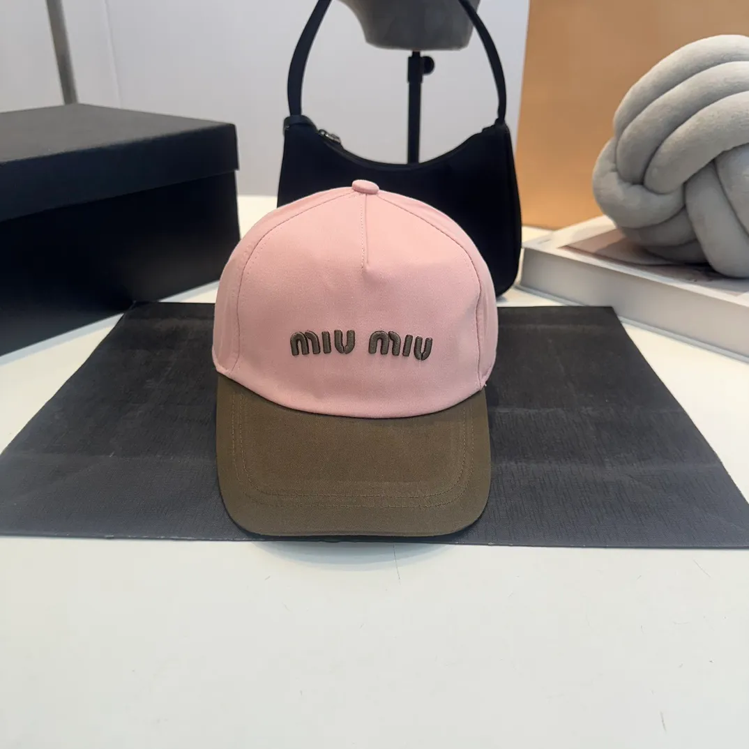 P56 MiuMiu Miu Miu girl's daily baseball cap. A very versatile baseball cap. Classic embroidered logo. Black and white contrasting colors. Versatile. Fashionable.