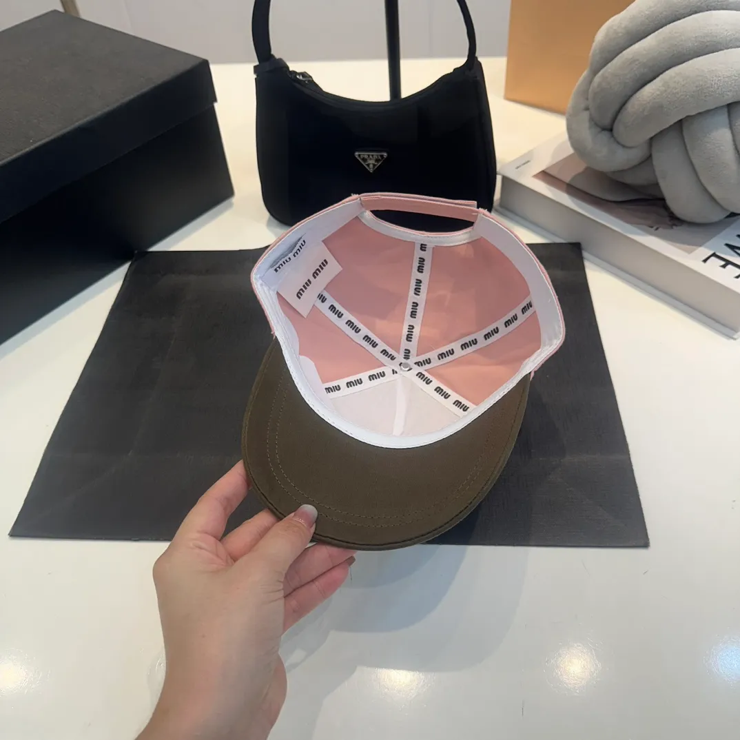 P56 MiuMiu Miu Miu girl's daily baseball cap. A very versatile baseball cap. Classic embroidered logo. Black and white contrasting colors. Versatile. Fashionable.