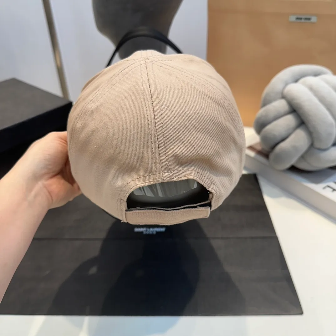 P60 MiuMiu Miu Miu girl's daily baseball cap. A very versatile baseball cap. Classic embroidered logo. Versatile and fashionable.
