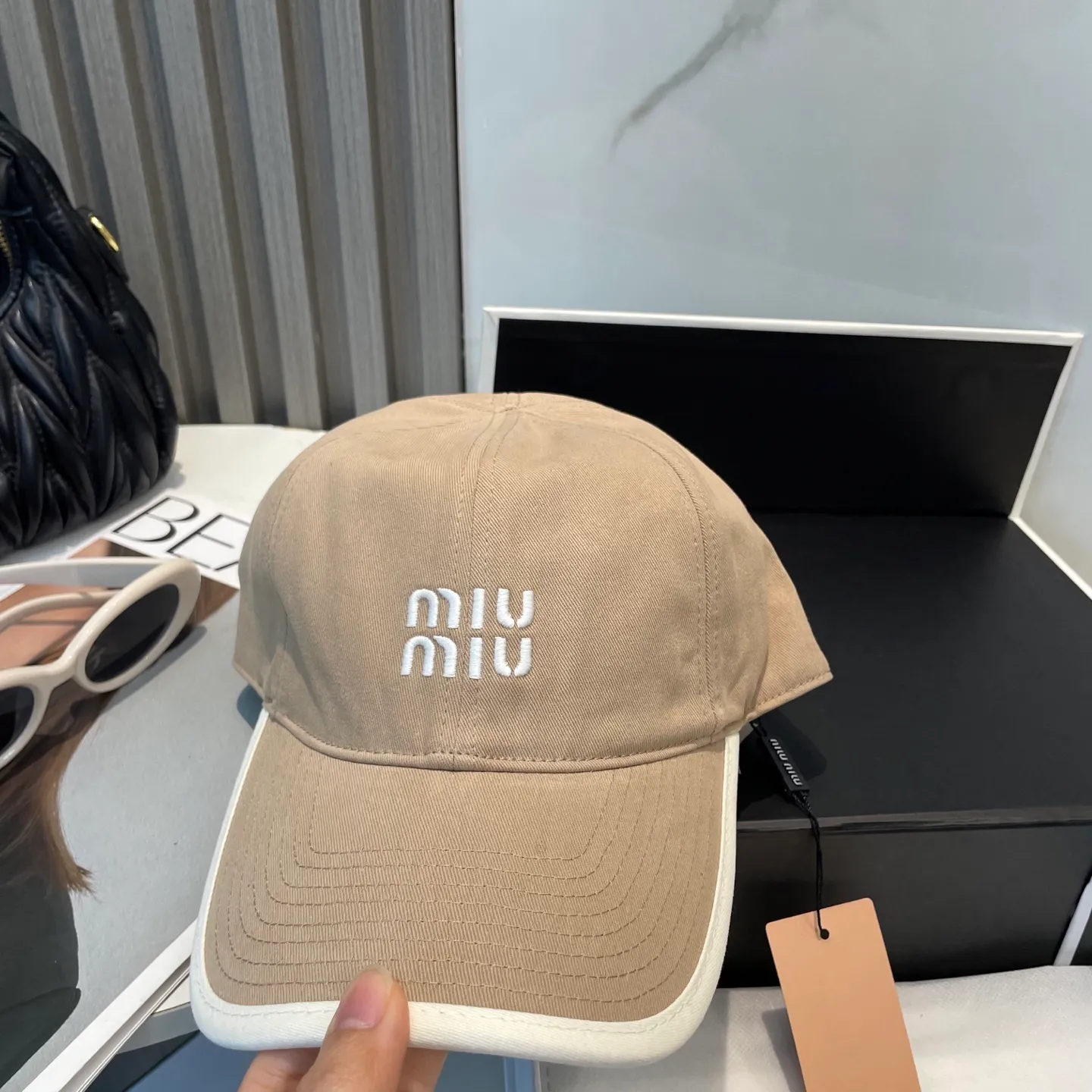P60💛 Comes with dust bag. [Miumiu Miu Miu] New order style embroidered baseball cap🧢Big brand style is super easy to match, hurry up and get it!