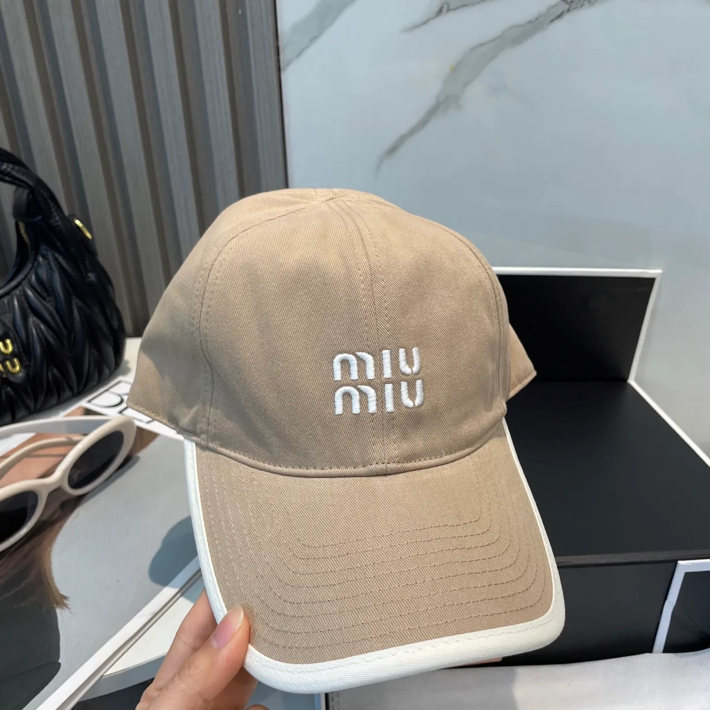 P60💛 Comes with dust bag. [Miumiu Miu Miu] New order style embroidered baseball cap🧢Big brand style is super easy to match, hurry up and get it!