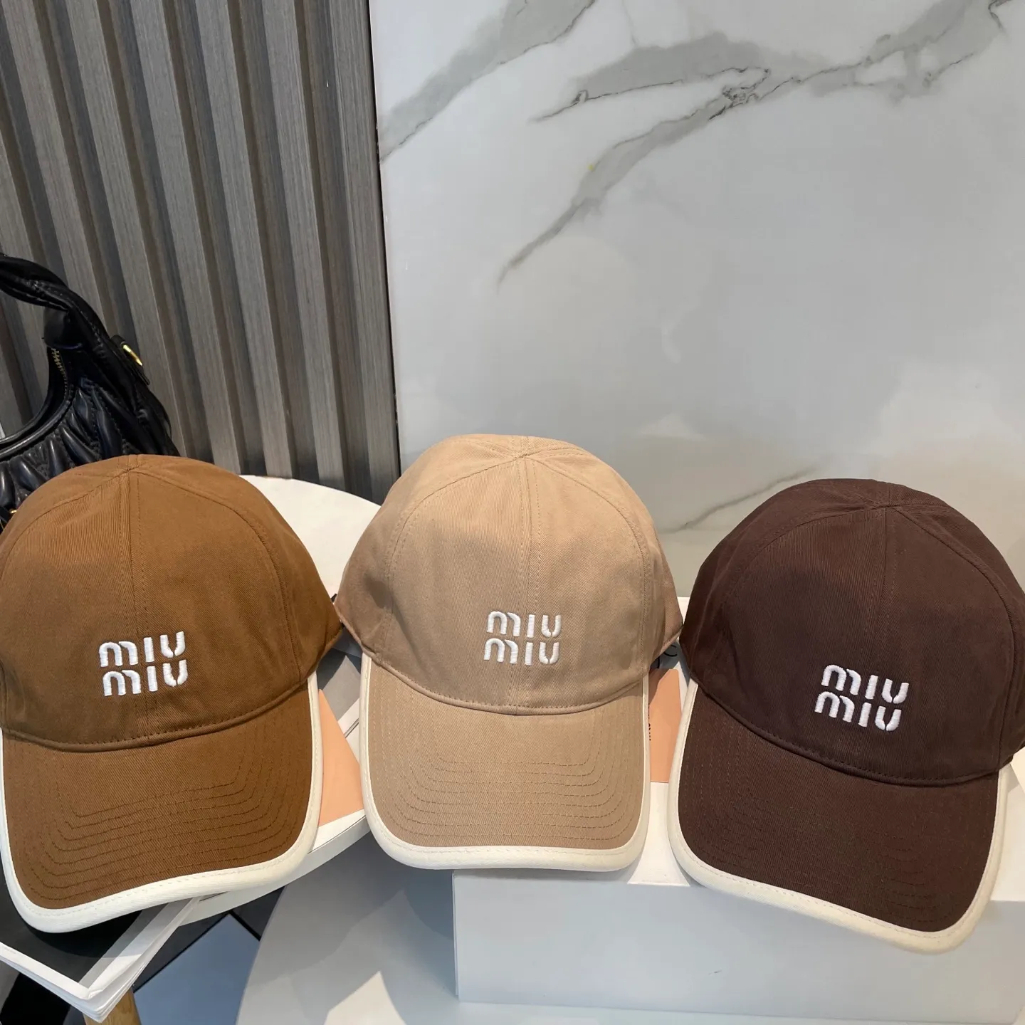 P60💛 Comes with dust bag. [Miumiu Miu Miu] New order style embroidered baseball cap🧢Big brand style is super easy to match, hurry up and get it!