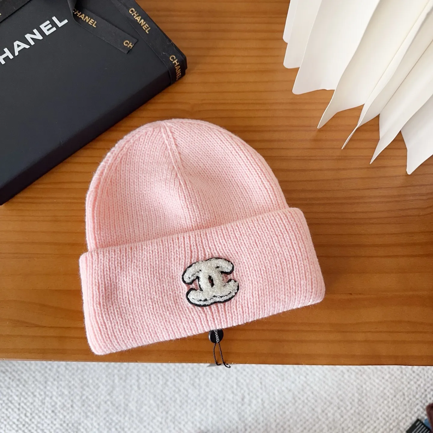 💰70 miumiu’s most popular knitted hat at Miumiu counter! Xiaohongshu’s new product is released, it’s so 🉑️, high-elastic fabric, classic colors, same style for men and women.
