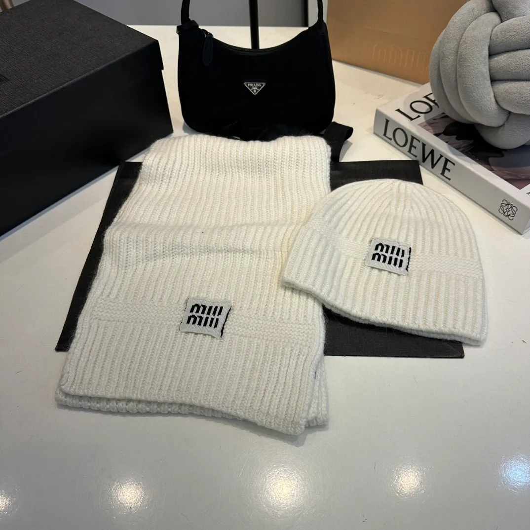 P200 miumiu two-piece knitted hat set, popular at Miumiu counter. Hat + scarf. New product released by Xiaohongshu. Very warm. High-elastic fabric. Classic colors. Same style for men and women.