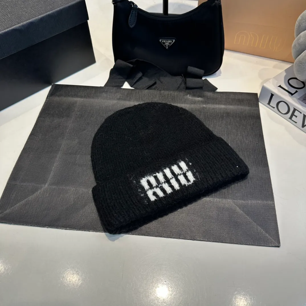 P56 miumiu Miu Miu counter new knitted woolen hat