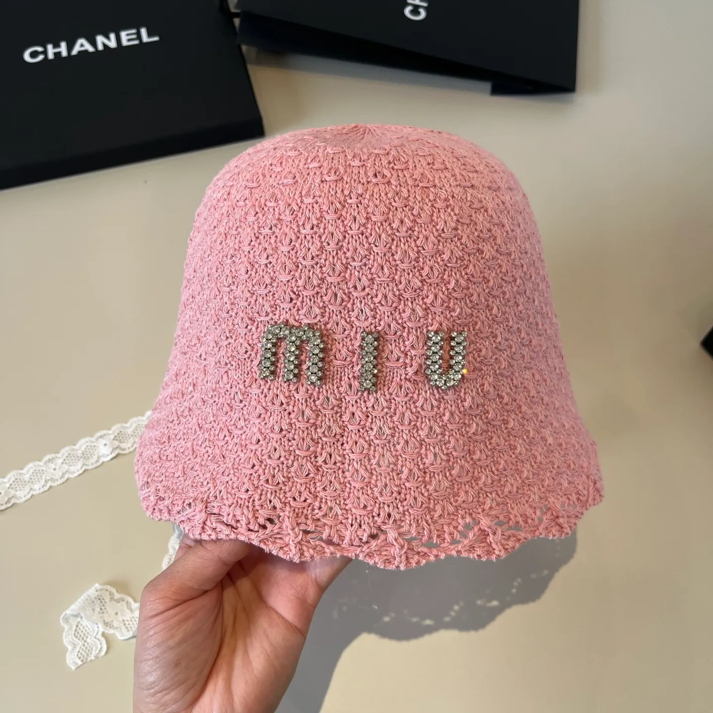 💰100¥ Miumiu new small round hat, with lace windproof rope, small and fresh, head circumference 57