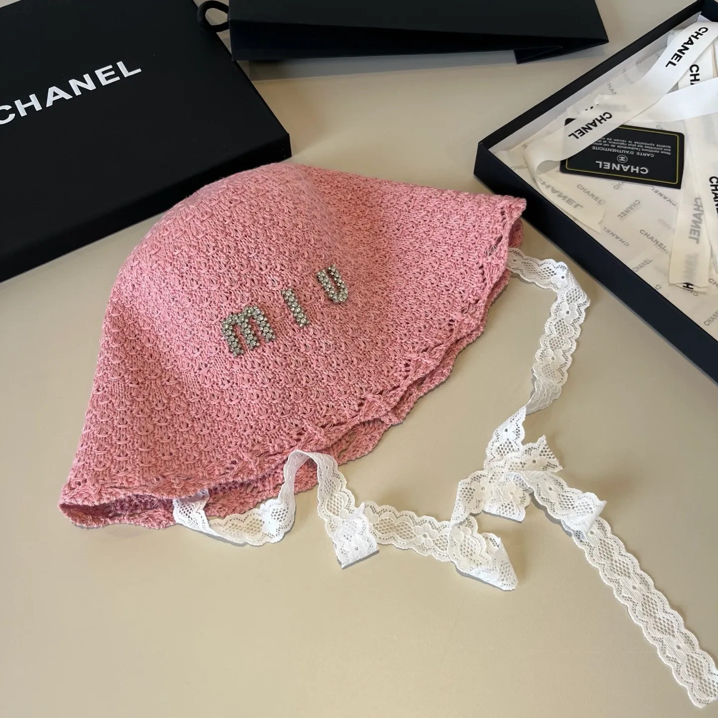 💰100¥ Miumiu new small round hat, with lace windproof rope, small and fresh, head circumference 57