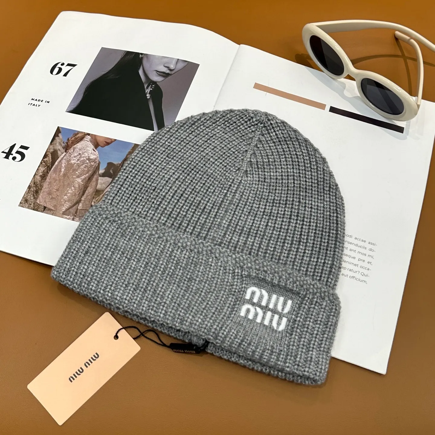 P60 miumiu Miu Miu counter's most popular wool embroidered logo knitted hat! Xiaohongshu’s new product is released, it’s so 🉑️, high-elastic fabric, classic colors, same style for men and women.