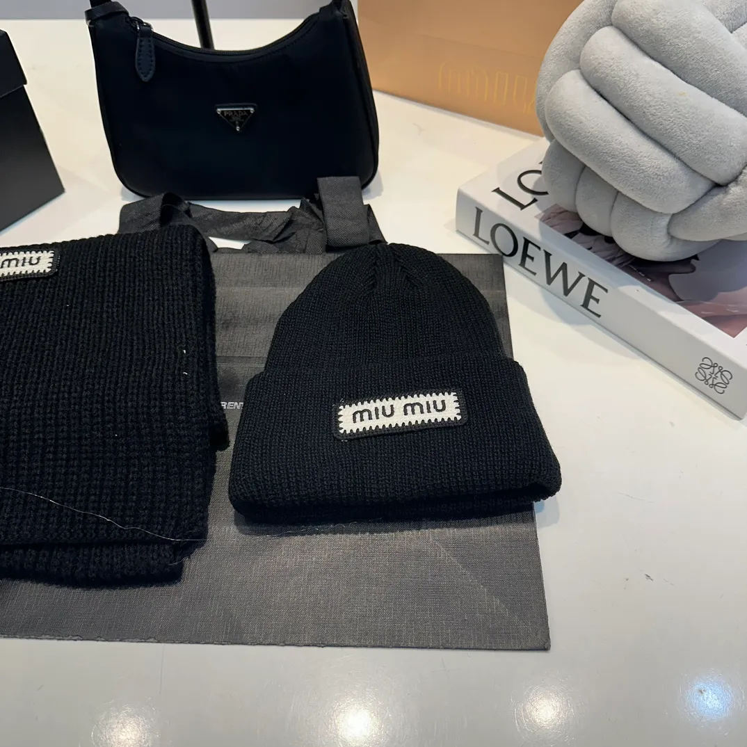 P170 MiuMiu～The new autumn and winter cold hat knitted hat three-piece set, hat, gloves and scarf, super soft and stretchy, very warm, with an amazing concave shape!