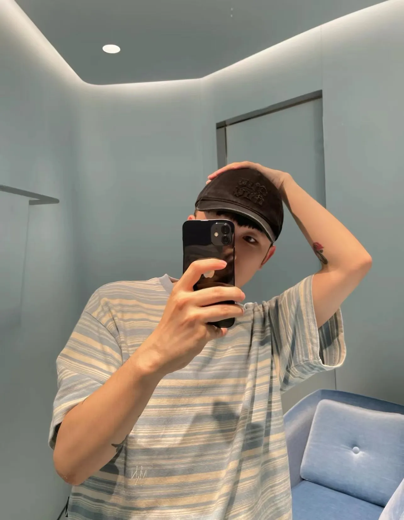 P60 MiuMiu Miu Miu girl's daily baseball cap. A very versatile baseball cap. Classic embroidered logo. Versatile and fashionable.
