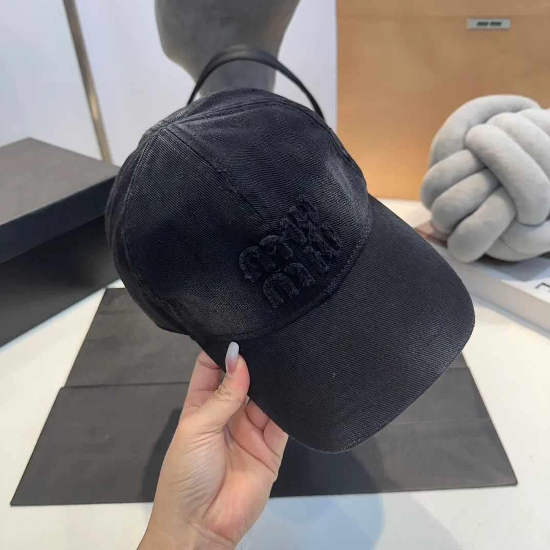 P60 MiuMiu Miu Miu girl's daily baseball cap. A very versatile baseball cap. Classic embroidered logo. Versatile and fashionable.