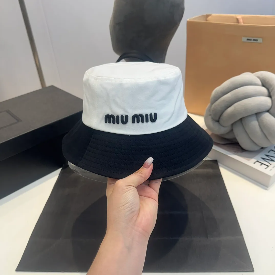 P56 MiuMiu Miu Miu girl's daily bucket hat. A very versatile baseball cap. Classic embroidered logo. Versatile and fashionable.