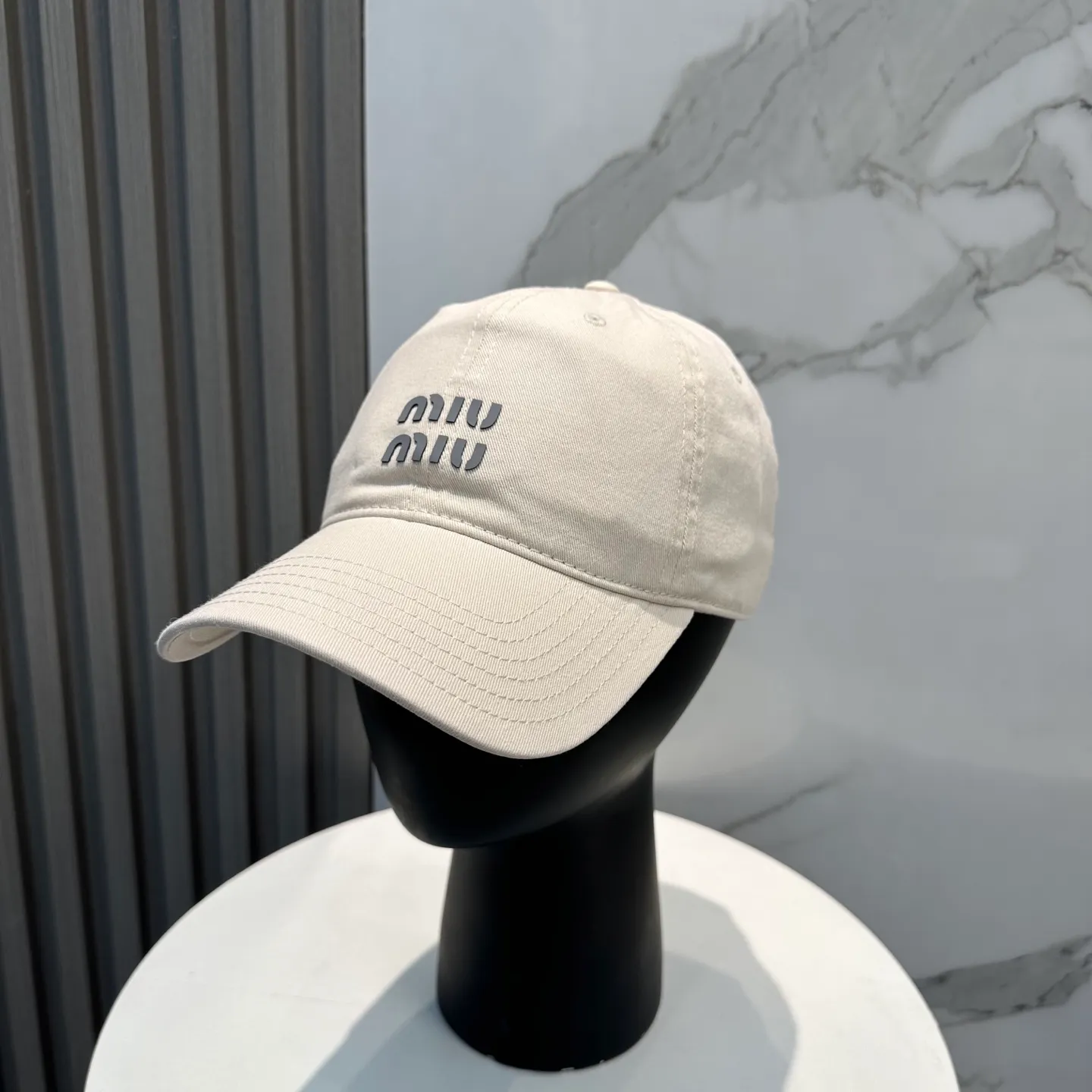 P56 miumiu Miu Miu's new candy-colored simple baseball cap. The hottest color at the moment - full of street style! Trendy and versatile, Xiaohongshu grows grass, poison, get your boyfriend, and cool together