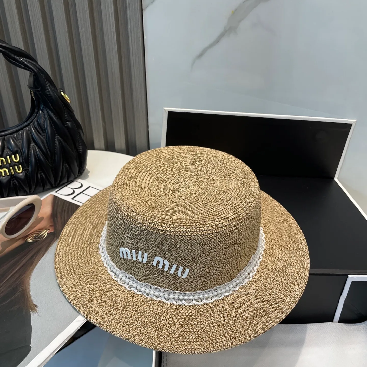 P70 miumiu lace-trimmed flat-top straw hat. It is versatile and does not matter the face shape. The flat brim does not block the line of sight. It is more practical. It is easy to wear for daily use and travel. It has an Instagram style and is particularly photogenic. It has an adjustment strap inside.