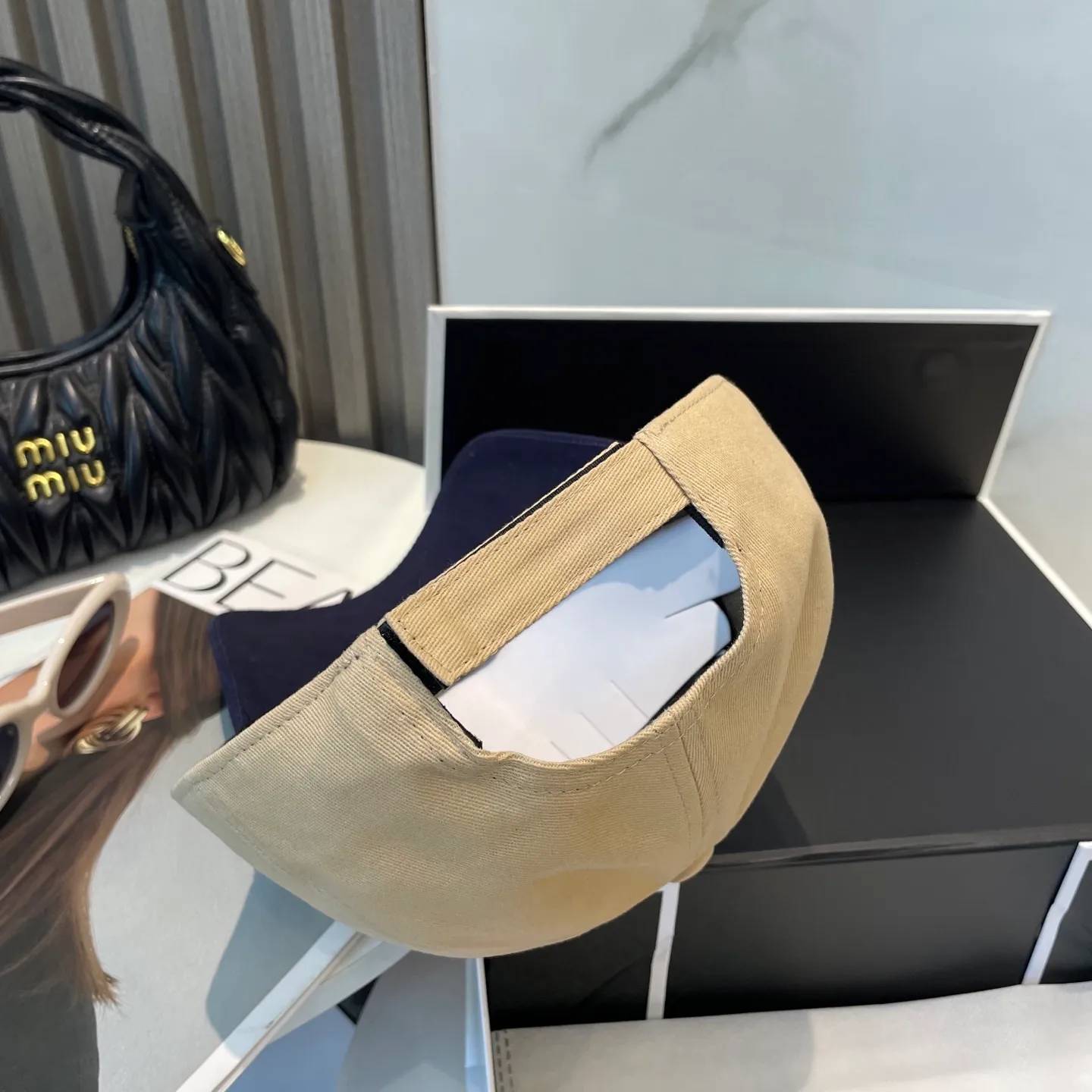 P60 💛 Comes with dust bag. [Miumiu Miu Miu] New order style embroidered baseball cap 🧢 Great brand style, super easy to match, get it now!