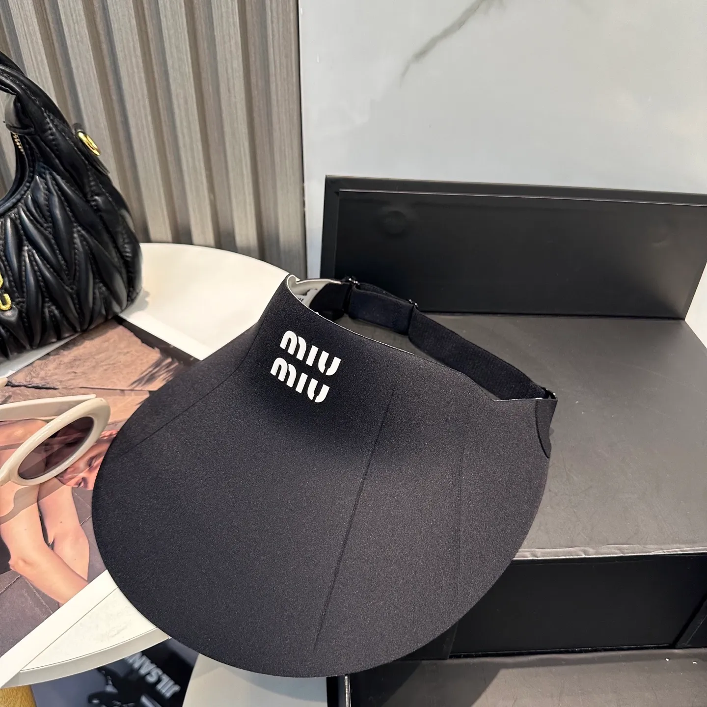 P66 miumiu Miu Miu～The new summer seamless duck bill empty top hat is a summer sunshade artifact. It will not be stuffy at all. The oversized brim is more sun-protective.