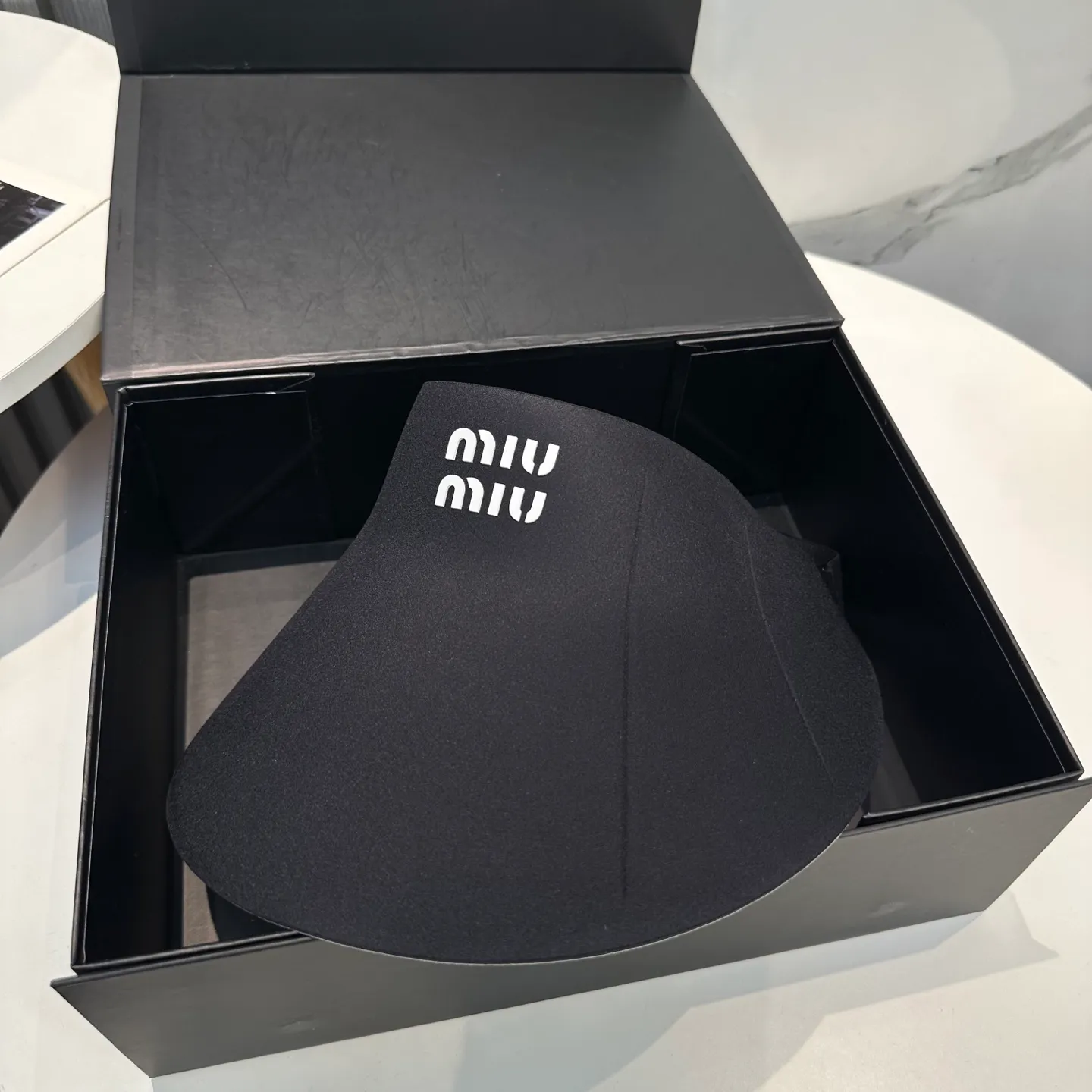 P66 miumiu Miu Miu～The new summer seamless duck bill empty top hat is a summer sunshade artifact. It will not be stuffy at all. The oversized brim is more sun-protective.
