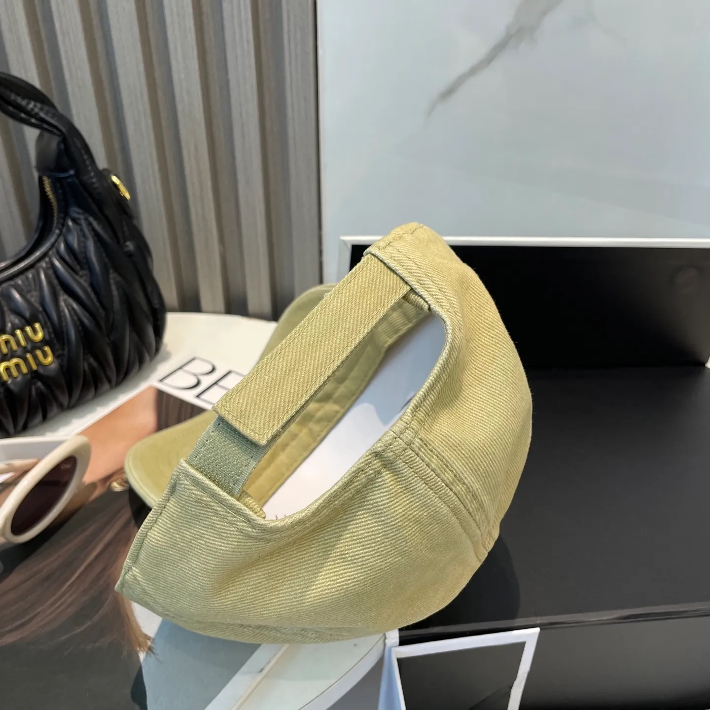 P66 miumiu's new baseball cap from Miu Miu's counter. One-to-one mold customization. Head circumference 57cm. Unisex. miumiu's new baseball cap is popular right now and has a full street feel! Trendy and versatile, Xiaohongshu grows grass, poison, get your boyfriend, and cool together