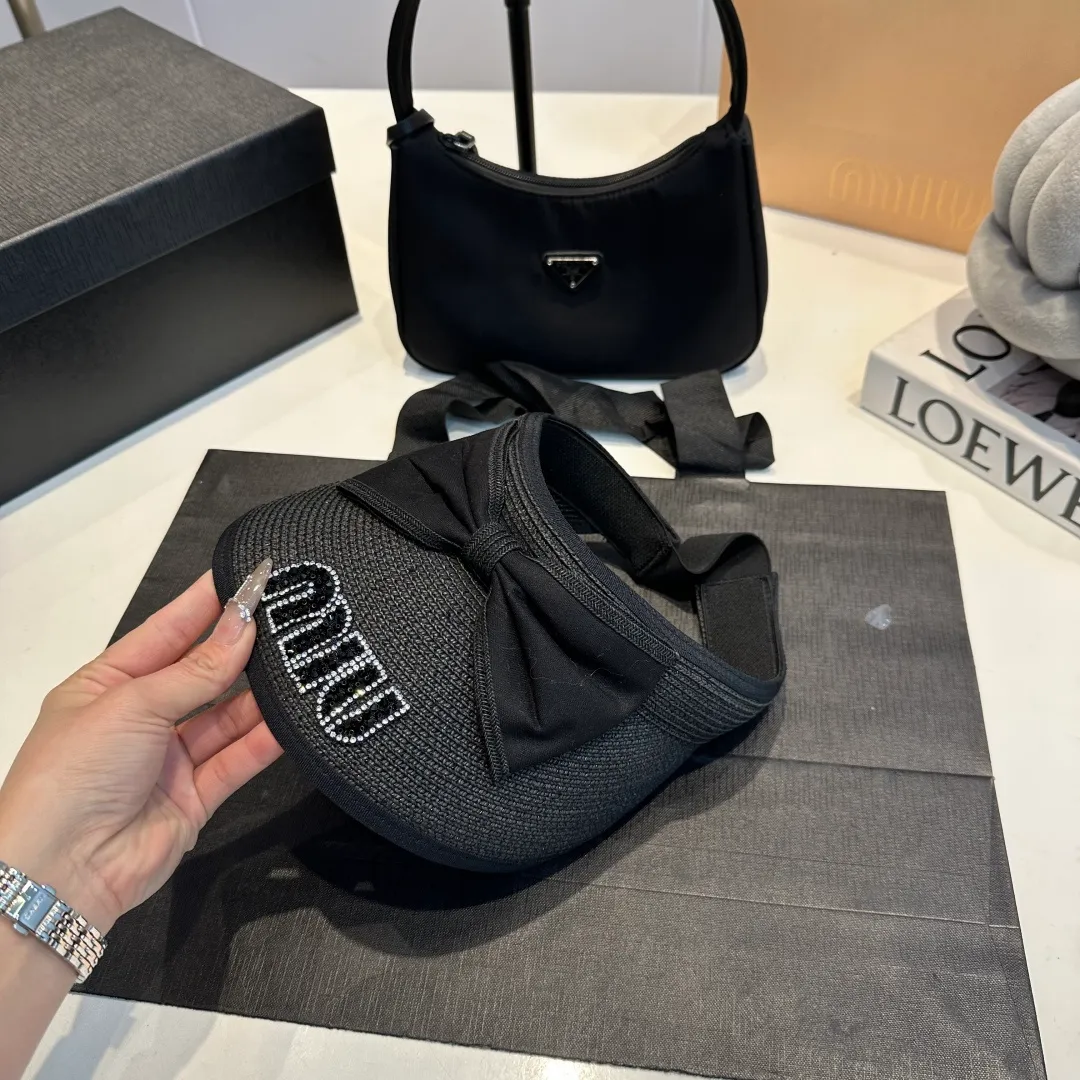 P80 miumiu empty top hat, a must-have item in summer, because it is so easy to match, and it is really super artistic in summer when paired with cool summer style ~ Just wear a little white skirt and you can attract the attention of blockbusters ~