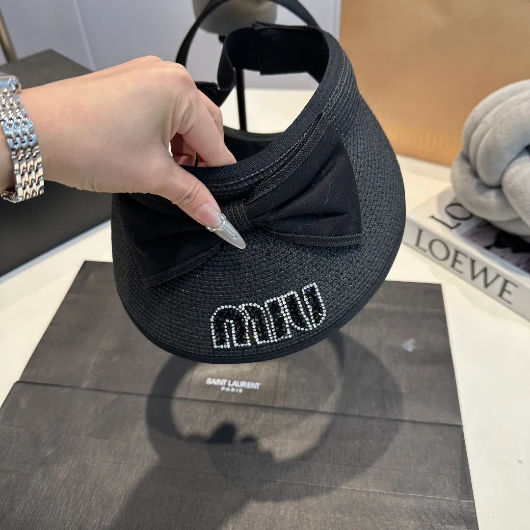 P80 miumiu empty top hat, a must-have item in summer, because it is so easy to match, and it is really super artistic in summer when paired with cool summer style ~ Just wear a little white skirt and you can attract the attention of blockbusters ~