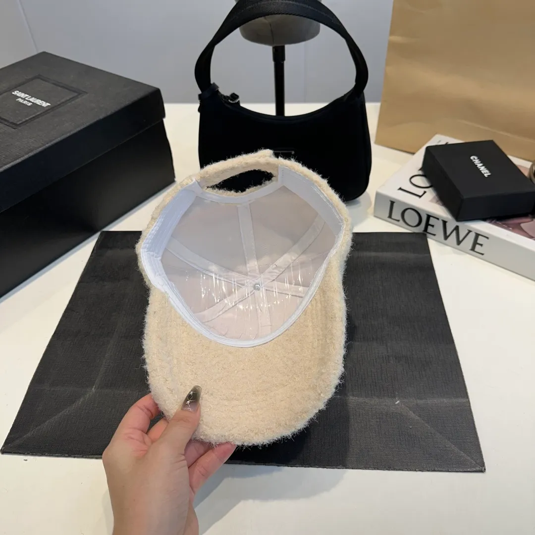 P56 Miumiu Miumiu new order style embroidered baseball cap🧢Big brand style is super easy to match, get it now!
