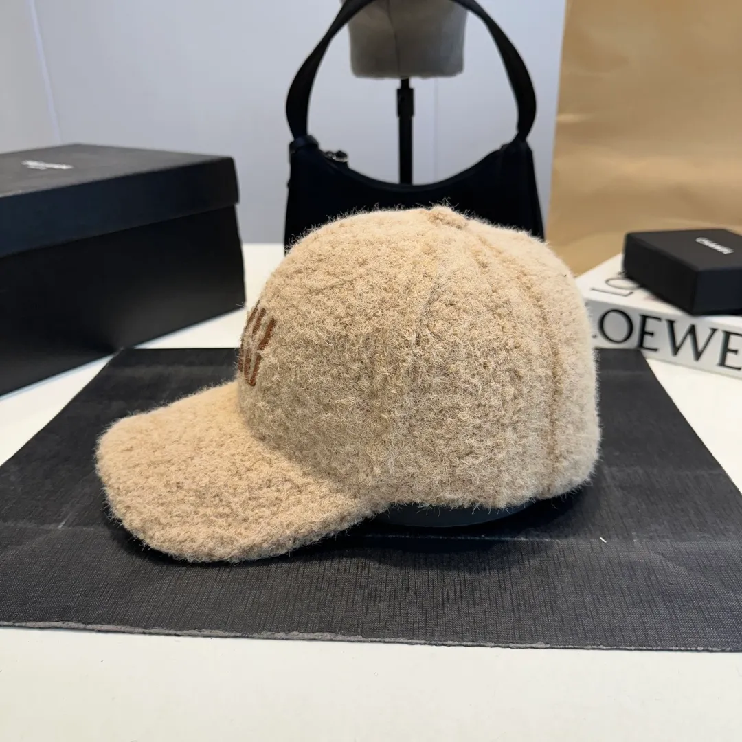 P56 Miumiu Miumiu new order style embroidered baseball cap🧢Big brand style is super easy to match, get it now!