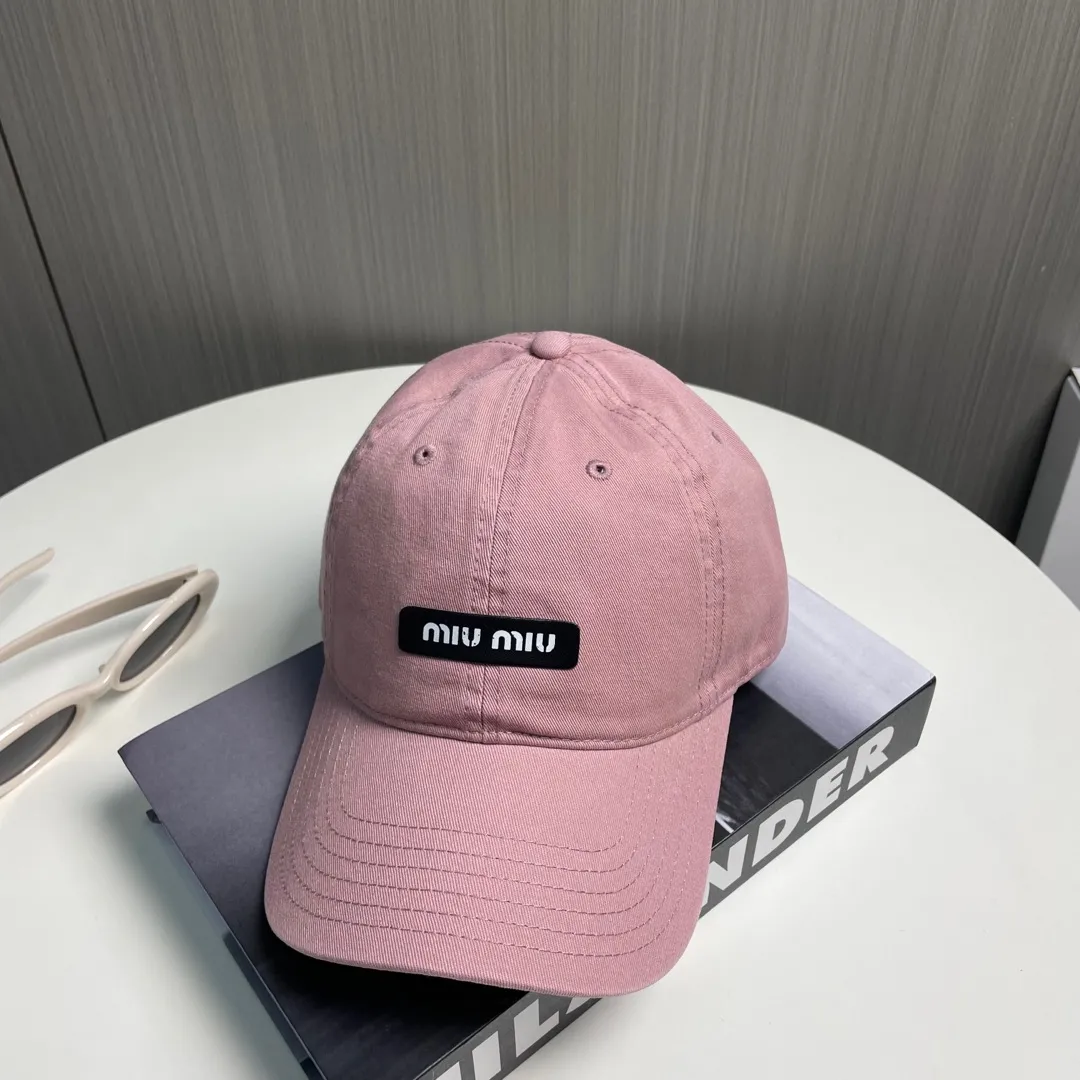 P60 miumiu new solid color baseball cap, the hottest color at the moment - full of street style! Trendy and versatile, Xiaohongshu grows grass, poison, get your boyfriend, and cool together