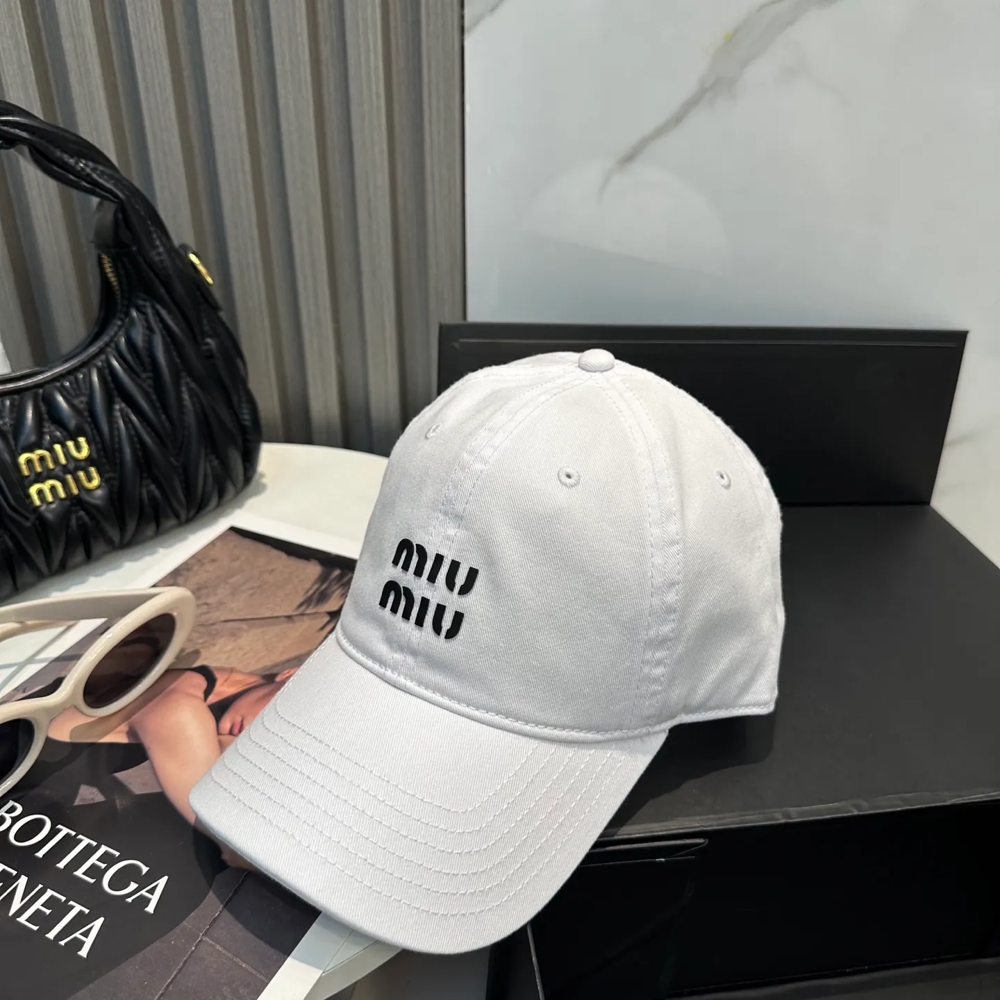 P56 miumiu Miu Miu's new candy-colored simple baseball cap. The hottest color at the moment - full of street style! Trendy and versatile, Xiaohongshu grows grass, poison, get your boyfriend, and cool together