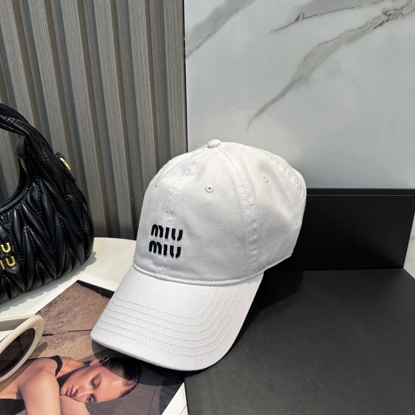 P56 miumiu Miu Miu's new candy-colored simple baseball cap. The hottest color at the moment - full of street style! Trendy and versatile, Xiaohongshu grows grass, poison, get your boyfriend, and cool together