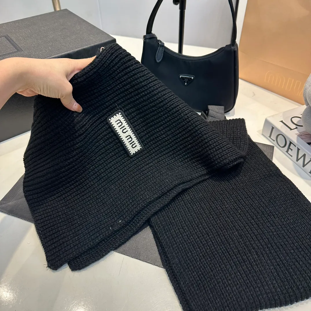 P170 MiuMiu～The new autumn and winter cold hat knitted hat three-piece set, hat, gloves and scarf, super soft and stretchy, very warm, with an amazing concave shape!