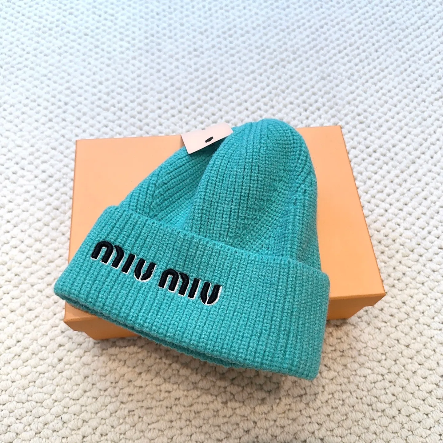 P50 miumiu Miu Miu counter's popular embroidered logo knitted hat! Xiaohongshu’s new product is released, it’s so 🉑️, high-elastic fabric, classic colors, same style for men and women.