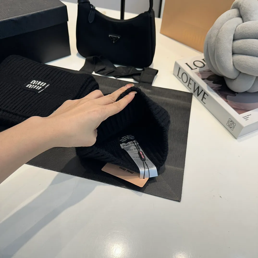 P200 miumiu two-piece knitted hat set, popular at Miumiu counter. Hat + scarf. New product released by Xiaohongshu. Very warm. High-elastic fabric. Classic colors. Same style for men and women.