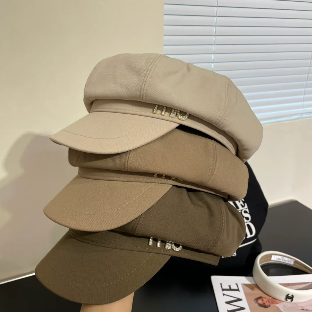 P60 miumiu’s new fall and winter octagonal hat is the one that shows off your face! A solid color hat🧢 is a permanent and versatile style! Do you agree? ✅Sisters👭