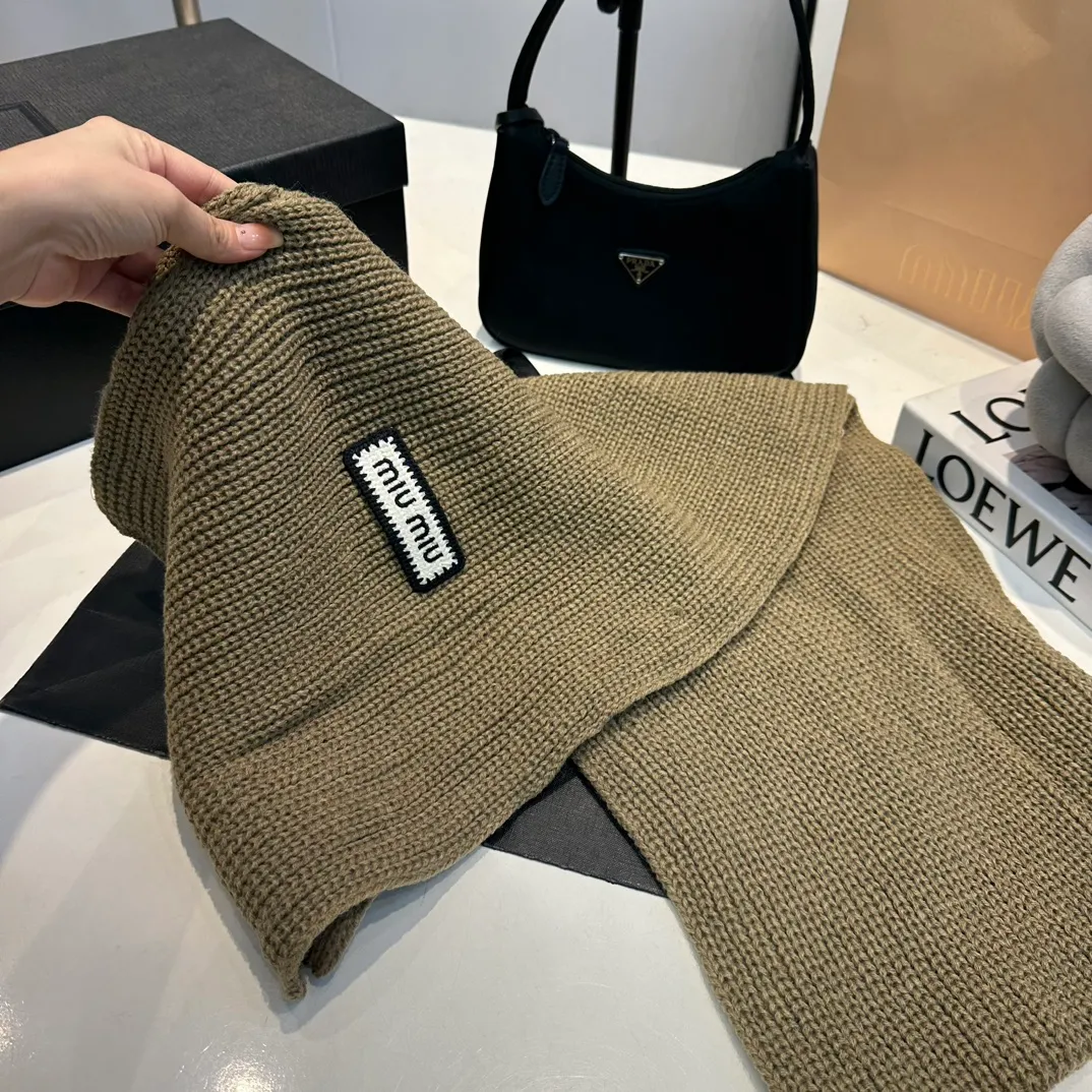 P170 MiuMiu～The new autumn and winter cold hat knitted hat three-piece set, hat, gloves and scarf, super soft and stretchy, very warm, with an amazing concave shape!