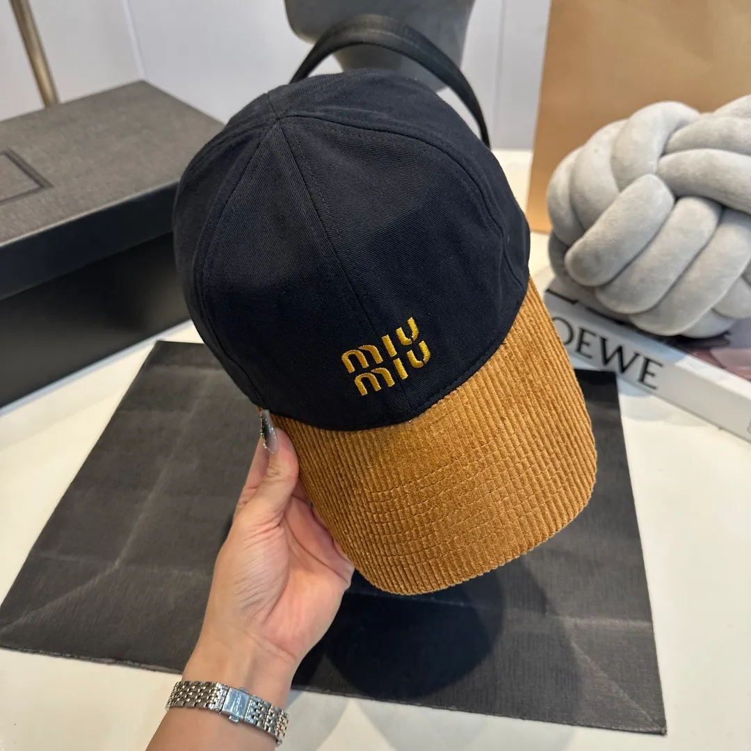 P60 MIU MIU new baseball cap This denim denim baseball cap is decorated with MIUMIU Cruise embroidered micro logo on the side, highlighting the simple brand style and creating a refined, comfortable and charming look.