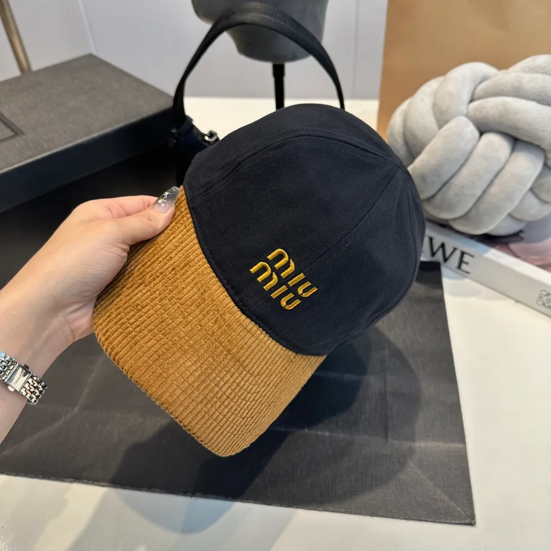 P60 MIU MIU new baseball cap This denim denim baseball cap is decorated with MIUMIU Cruise embroidered micro logo on the side, highlighting the simple brand style and creating a refined, comfortable and charming look.
