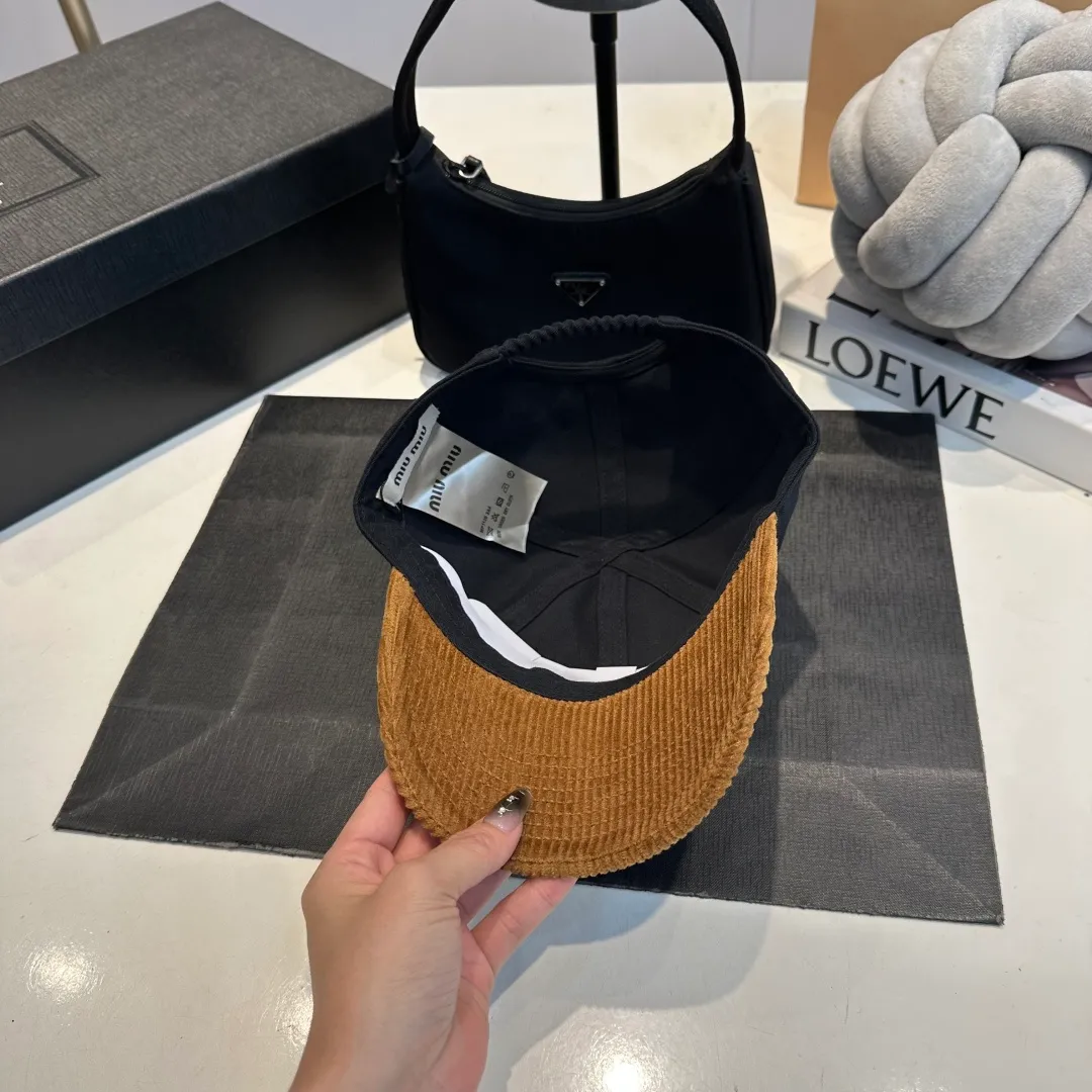 P60 MIU MIU new baseball cap This denim denim baseball cap is decorated with MIUMIU Cruise embroidered micro logo on the side, highlighting the simple brand style and creating a refined, comfortable and charming look.