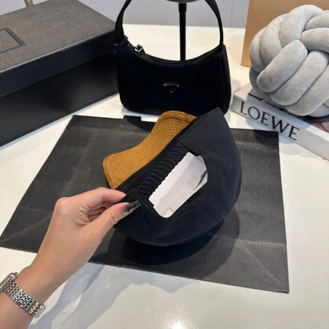 P60 MIU MIU new baseball cap This denim denim baseball cap is decorated with MIUMIU Cruise embroidered micro logo on the side, highlighting the simple brand style and creating a refined, comfortable and charming look.