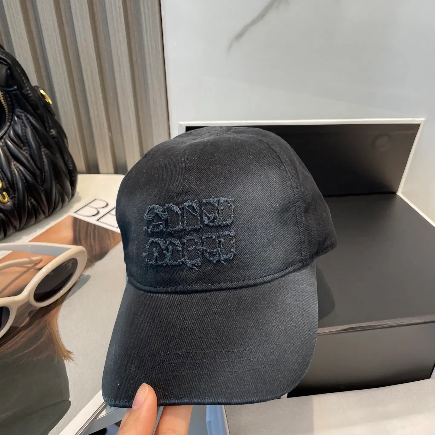 P66 miumiu's new baseball cap from Miu Miu's counter. One-to-one mold customization. Head circumference 57cm. Unisex. miumiu's new baseball cap is popular right now and has a full street feel! Trendy and versatile, Xiaohongshu grows grass, poison, get your boyfriend, and cool together