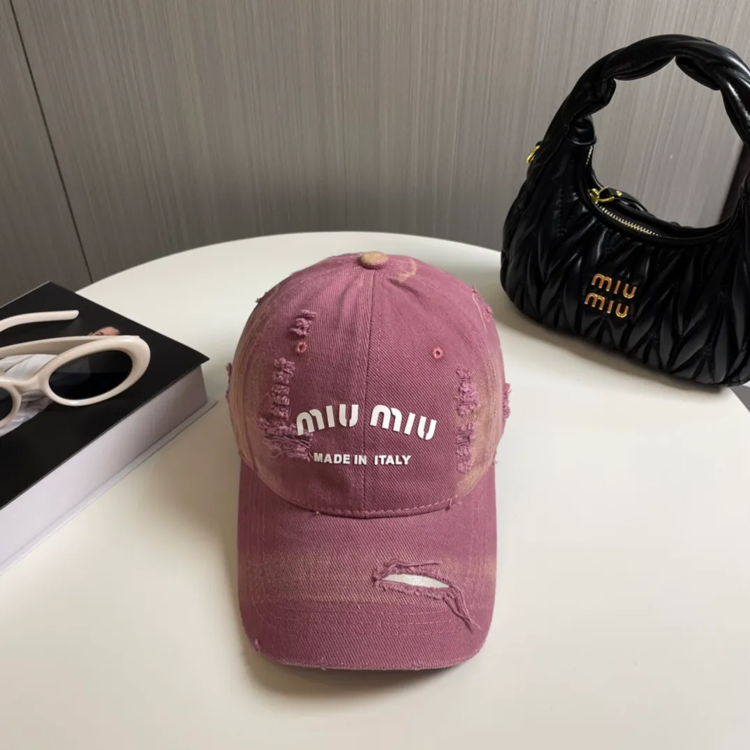 P60 miumiu new solid color baseball cap, the hottest color at the moment - full of street style! Trendy and versatile, Xiaohongshu grows grass, poison, get your boyfriend, and cool together