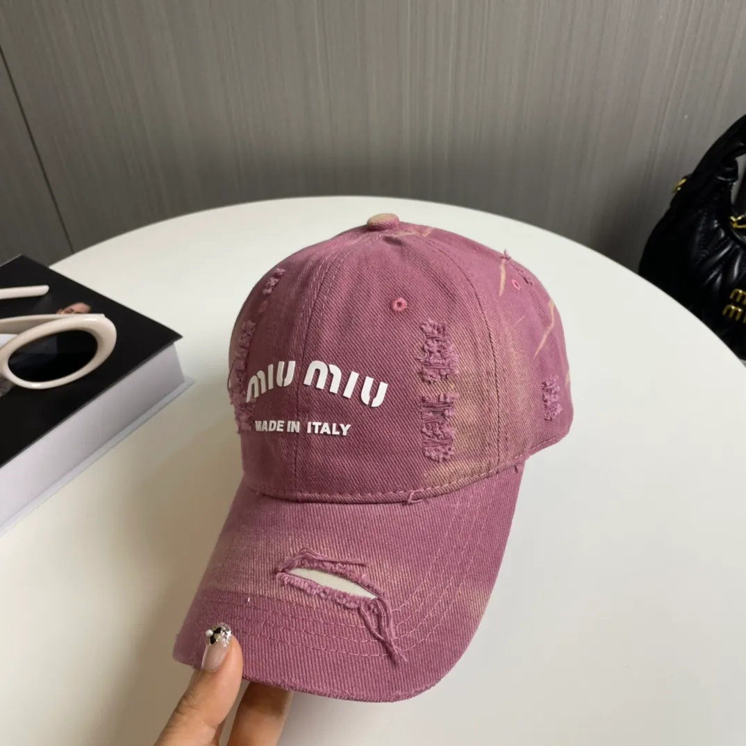 P60 miumiu new solid color baseball cap, the hottest color at the moment - full of street style! Trendy and versatile, Xiaohongshu grows grass, poison, get your boyfriend, and cool together