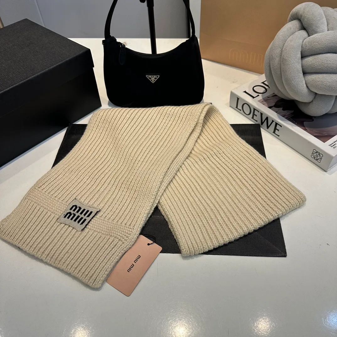 P200 miumiu two-piece knitted hat set, popular at Miumiu counter. Hat + scarf. New product released by Xiaohongshu. Very warm. High-elastic fabric. Classic colors. Same style for men and women.