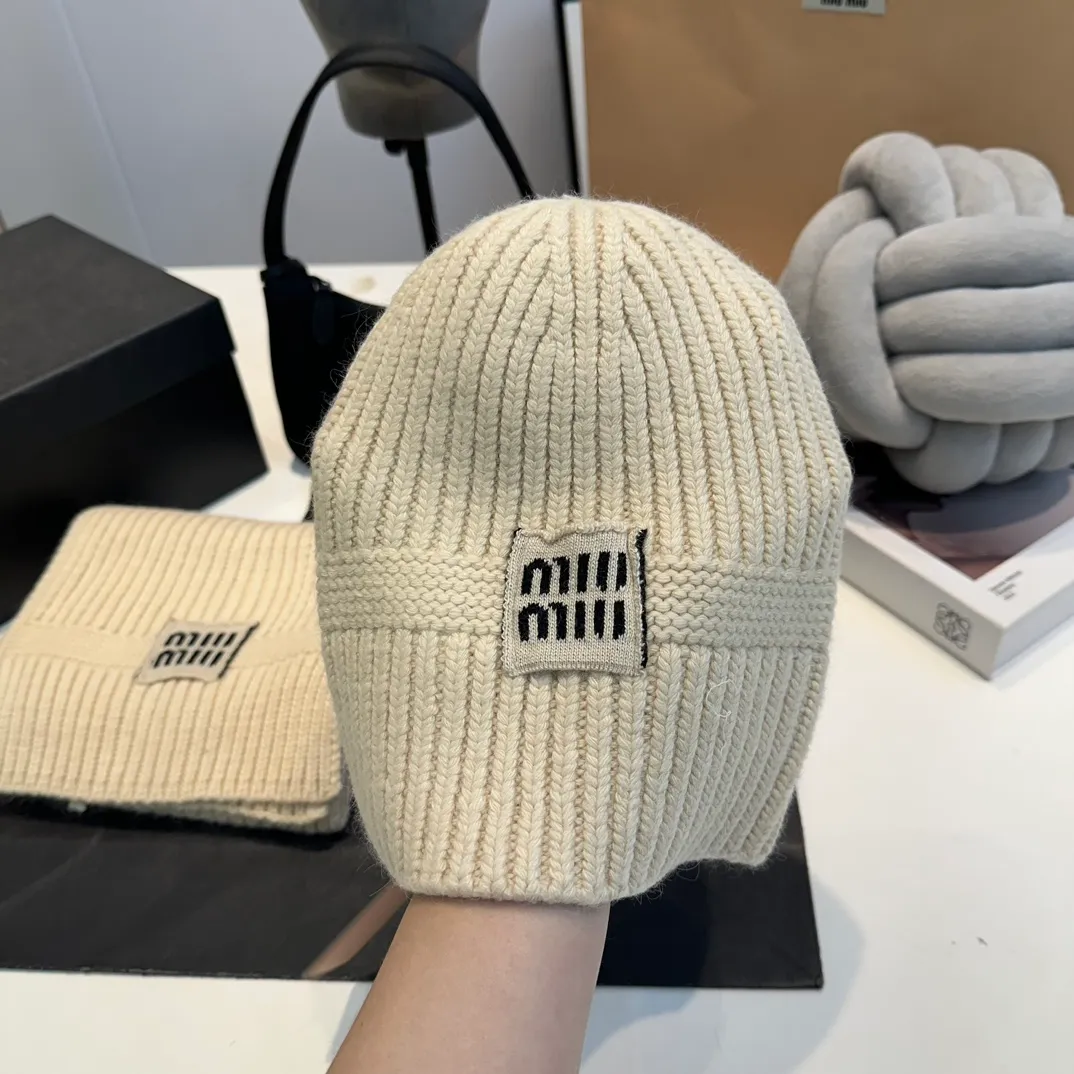 P200 miumiu two-piece knitted hat set, popular at Miumiu counter. Hat + scarf. New product released by Xiaohongshu. Very warm. High-elastic fabric. Classic colors. Same style for men and women.