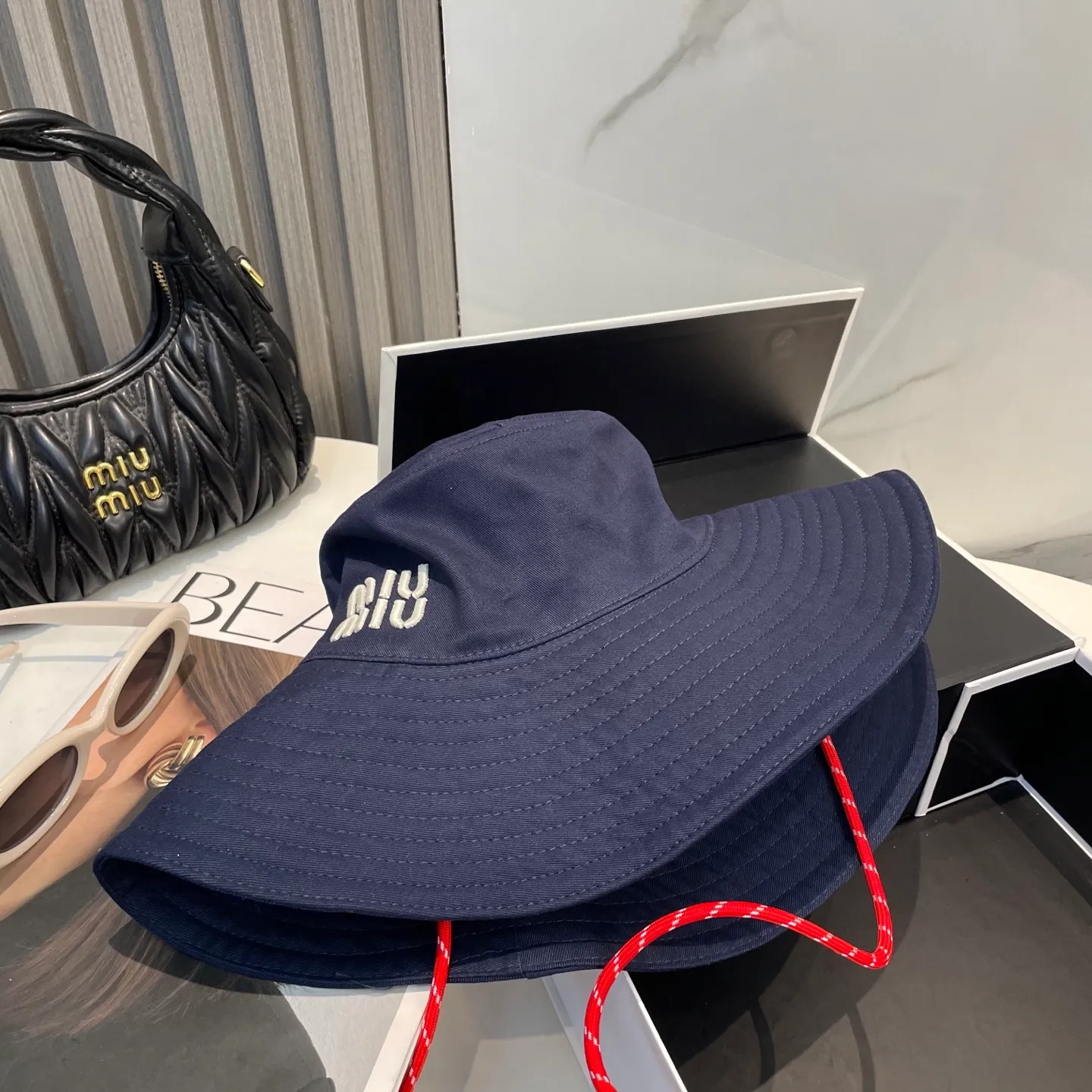 P80 MiuMiu Miu Miu's new fisherman hat | Large brim ~ Increased sun protection range, quality details are in place ~ Hats have always been an inseparable item in daily matching. The fisherman hat will never go out of style. This Miu family has always been loved by everyone. It is casual, versatile, sunproof and comfortable. It feels very soft but does not affect its shape at all. ​