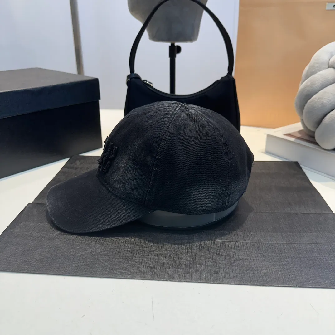 P60 MiuMiu Miu Miu girl's daily baseball cap. A very versatile baseball cap. Classic embroidered logo. Versatile and fashionable.