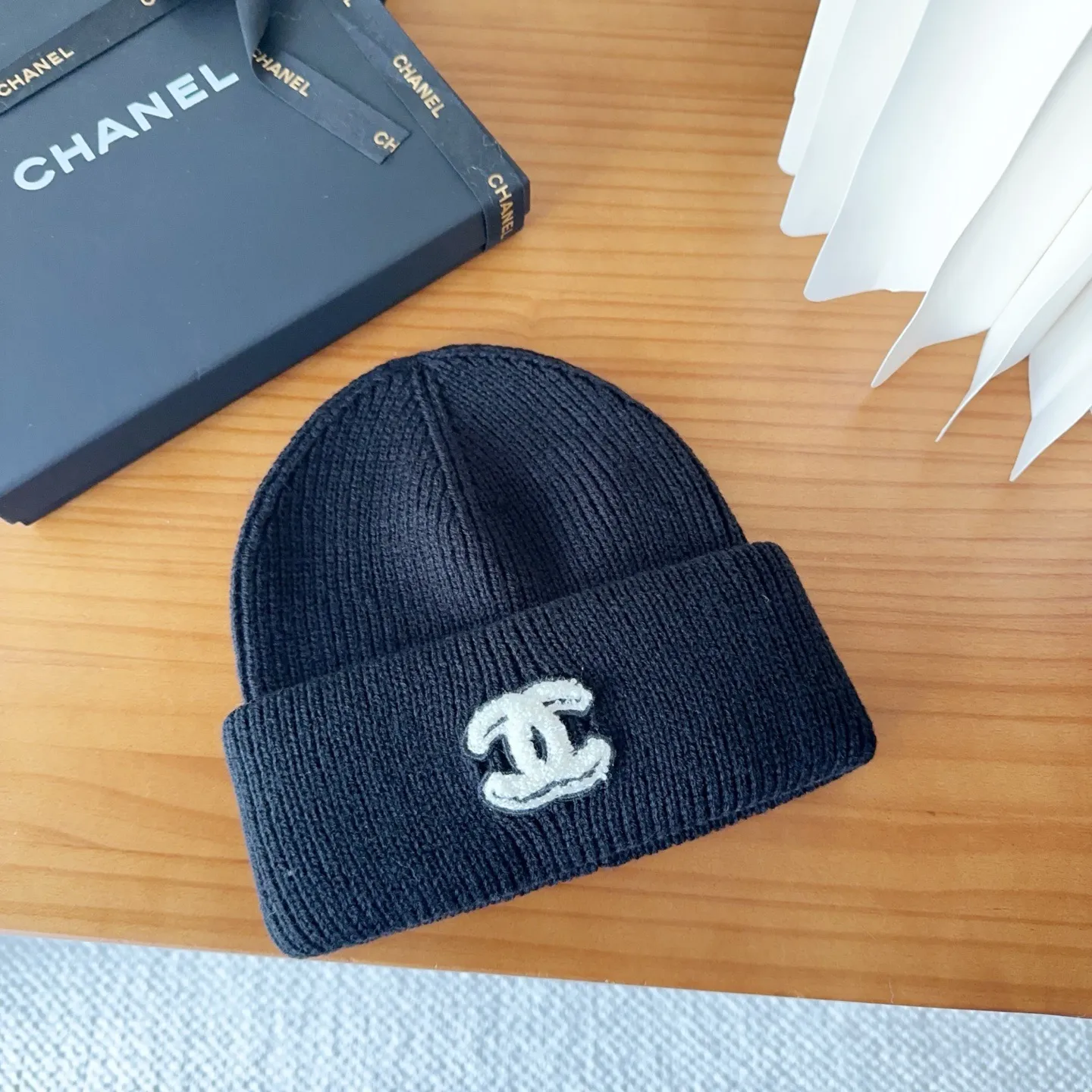 💰70 miumiu’s most popular knitted hat at Miumiu counter! Xiaohongshu’s new product is released, it’s so 🉑️, high-elastic fabric, classic colors, same style for men and women.