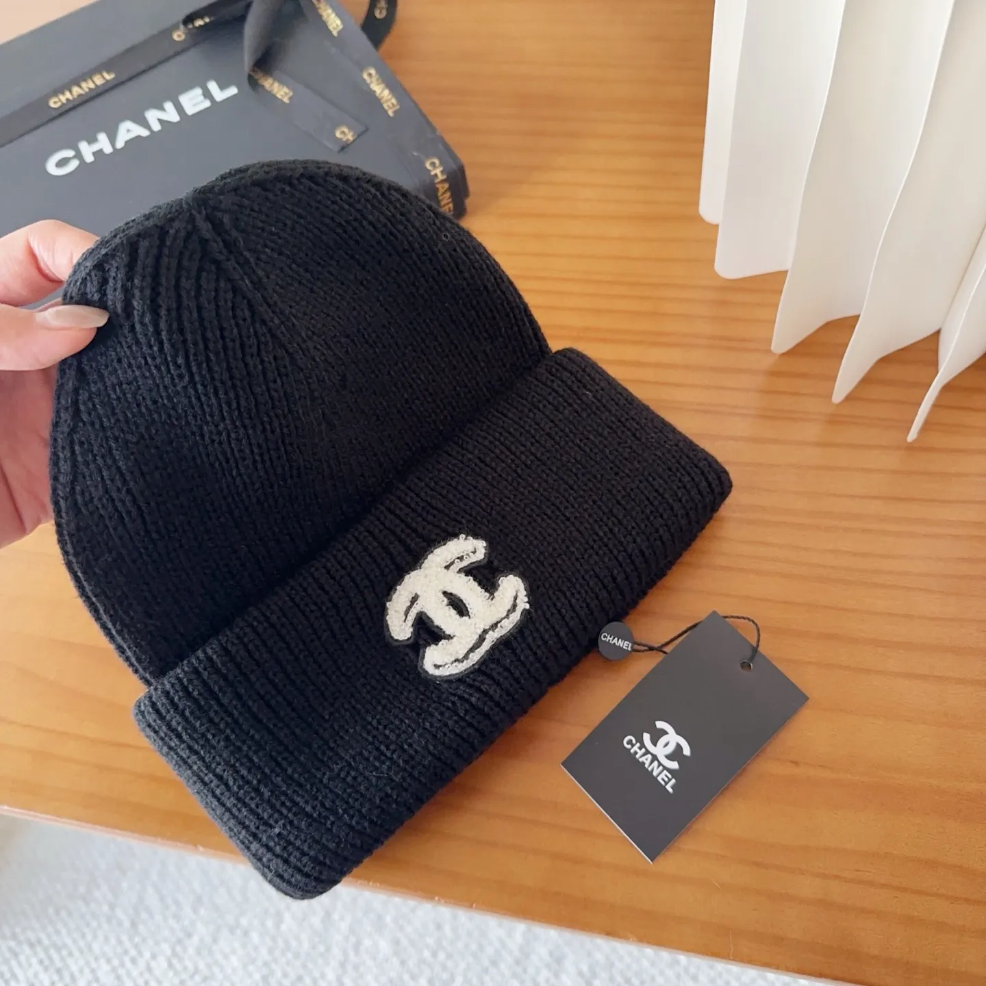 💰70 miumiu’s most popular knitted hat at Miumiu counter! Xiaohongshu’s new product is released, it’s so 🉑️, high-elastic fabric, classic colors, same style for men and women.