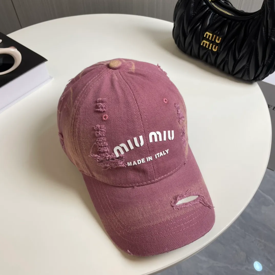 P70 miumiu new solid color baseball cap, the hottest color at the moment - full of street style! Trendy and versatile, Xiaohongshu grows grass, poison, get your boyfriend, and cool together