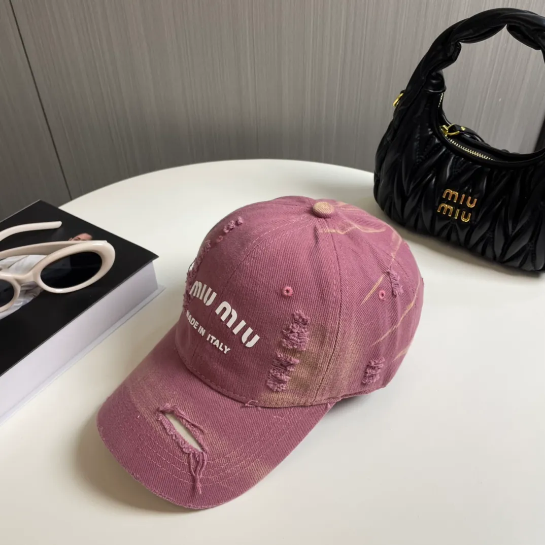 P70 miumiu new solid color baseball cap, the hottest color at the moment - full of street style! Trendy and versatile, Xiaohongshu grows grass, poison, get your boyfriend, and cool together